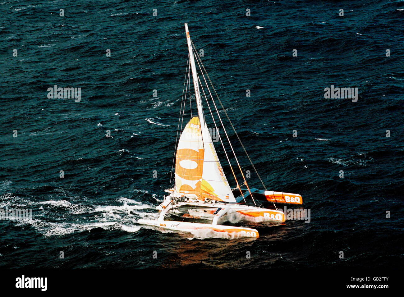 AJAX-NEWS-FOTOS. 6. FEBRUAR 2005. VON DER BISKAYA. -B & Q KÖPFE FÜR FINISH - ELLEN MACARTHURS TRIMARAN B & Q CASTORAMA GESEHEN VON EINEM RAF-NIMROD AUF DIE LETZTE ETAPPE IHRER REKORD-SINGLE HANDED RUND UM DIE WELTREISE. FOTO: RAF KINLOSS/AJAX. REF: 177/11/H/201. Stockfoto