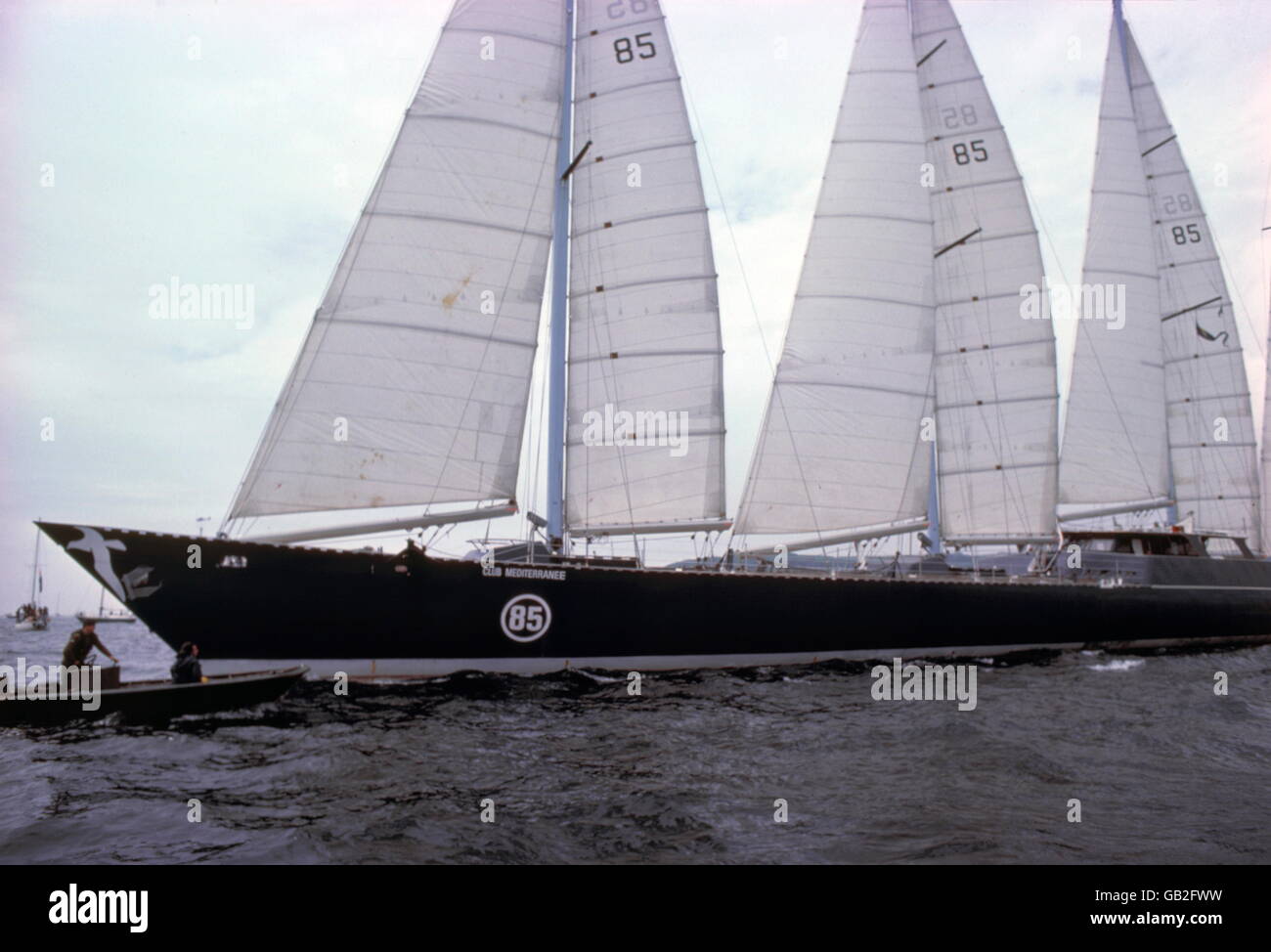 AJAX-NEWS-PHOTOS.1976. PLYMOUTH, ENGLAND. -OSTAR - CLUB MEDITERRANEE - 236 FT LANGE DIE GRÖßTE YACHT, DER EINZIGEN GESEGELT WERDEN ÜBERGEBEN, BEREITET SICH AUF DAS 1976 RENNEN VON PLYMOUTH NACH NEWPORT RHODE ISLAND STARTEN. IHR SKIPPER WAR ALAIN COLAS. FOTO: JONATHAN EASTLAND/AJAX. REF: 603394 / CLUB MEDITERRANEE/OSTAR 1976. Stockfoto