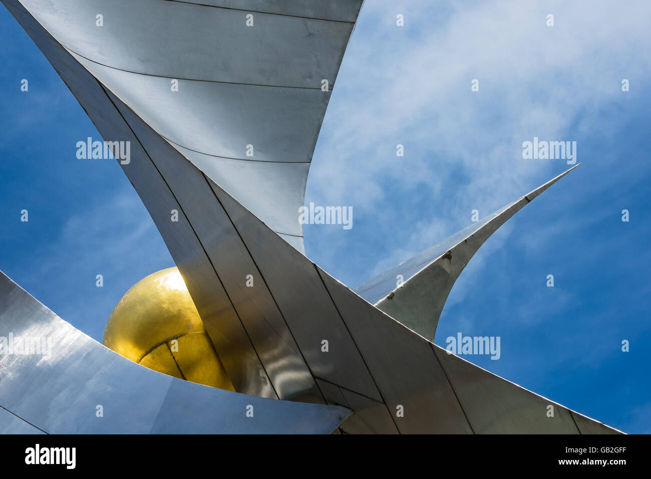 Eine moderne Skulptur in Dresden (Deutschland) mit blauem Himmel Stockfoto