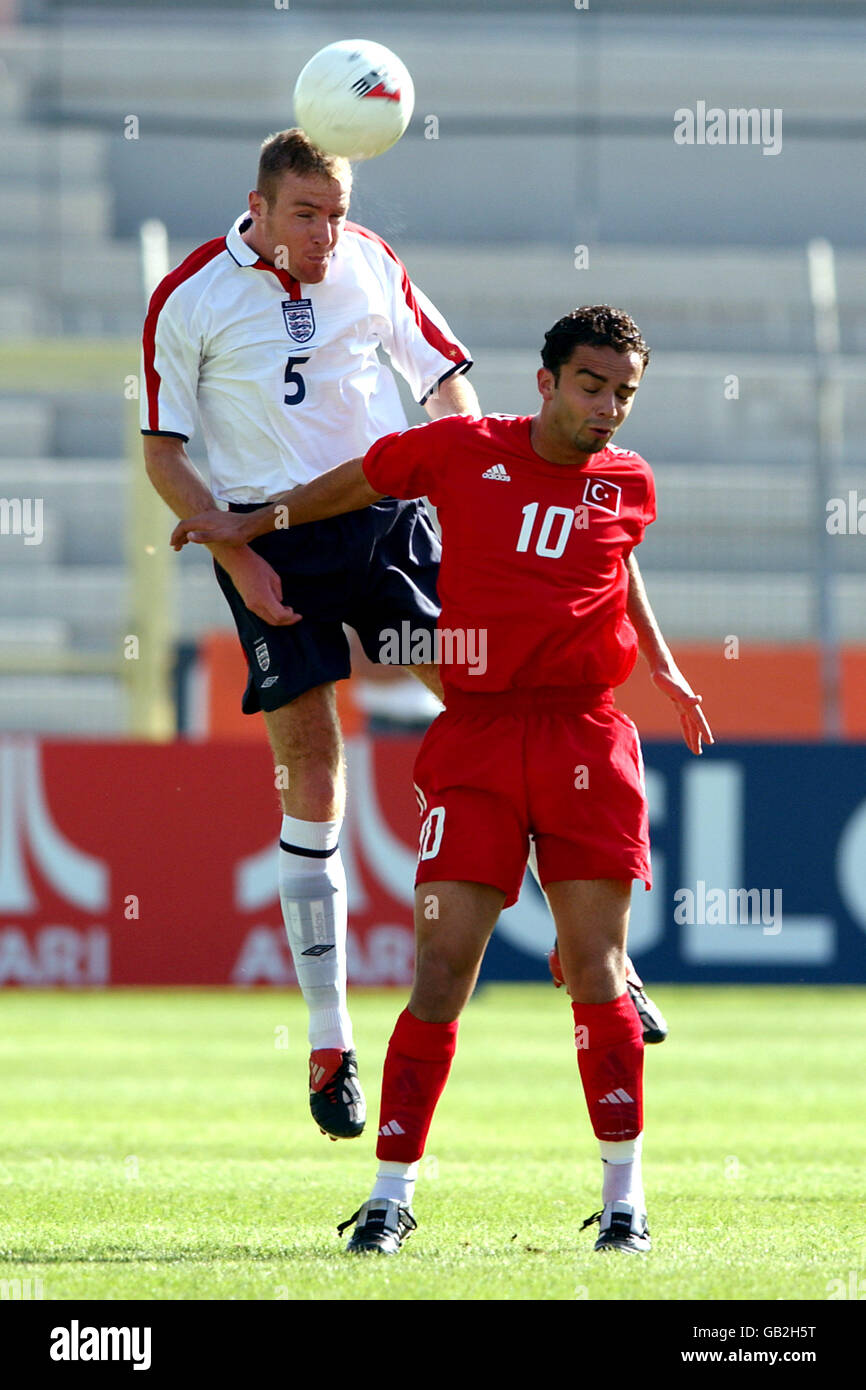 Fußball - Turnier Toulon unter 21 - England gegen die Türkei. Der englische Sean O'Hanlon steigt über den türkischen Semih Senturk, um den Ball zu gewinnen Stockfoto