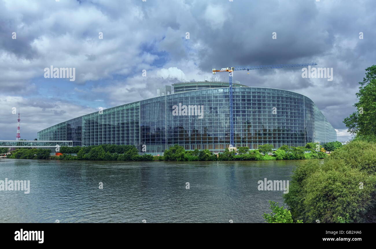 Rückseite des Europäischen Parlamentsgebäude in Strabourg und Fluss Ill von bewölktem, Frankreich Stockfoto