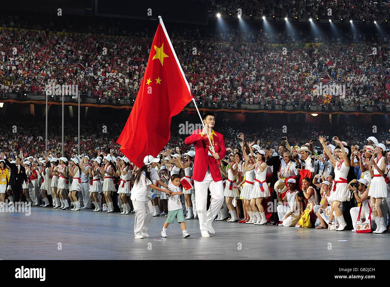 Volksrepublik China Flag Carrier und Basketballspieler Yao Ming mit seinem Sohn während der Eröffnungszeremonie der Olympischen Spiele 2008 in Peking im Nationalstadion in Peking, China. Stockfoto