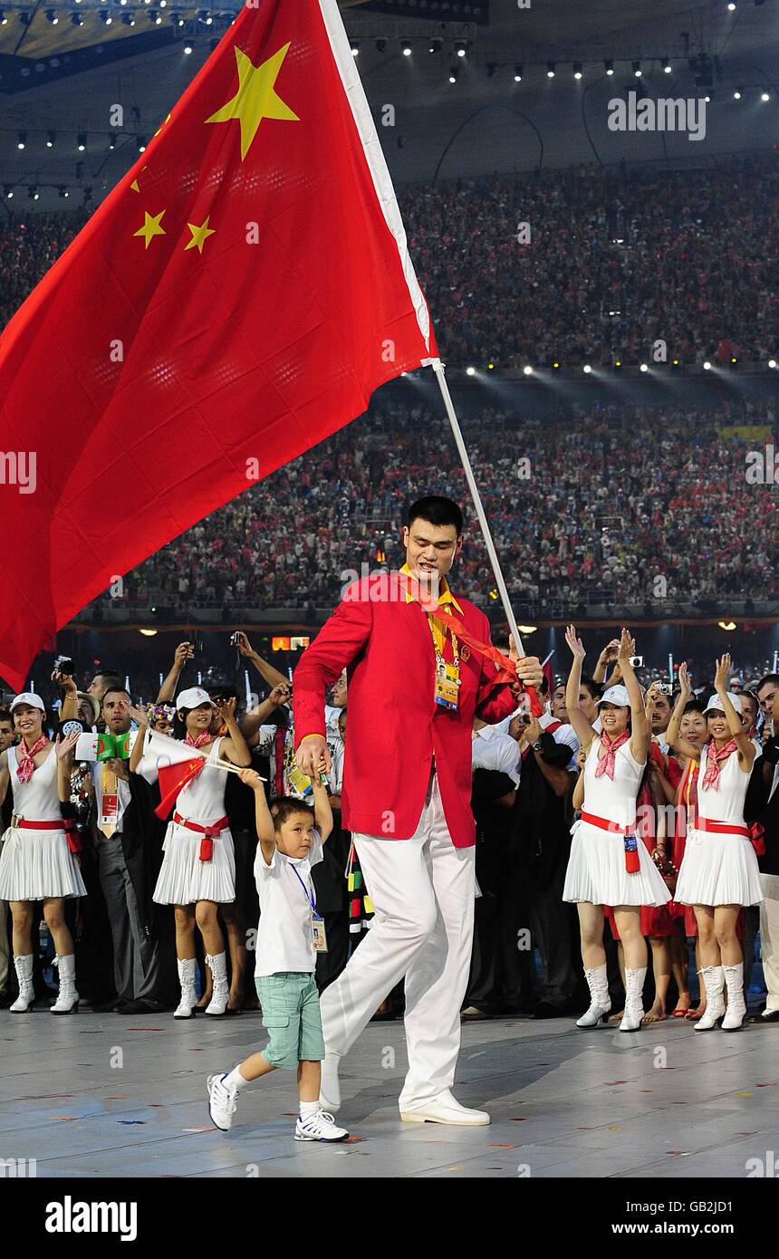 Volksrepublik China Flag Carrier und Basketballspieler Yao Ming mit seinem Sohn während der Eröffnungszeremonie der Olympischen Spiele 2008 in Peking im Nationalstadion in Peking, China. Stockfoto