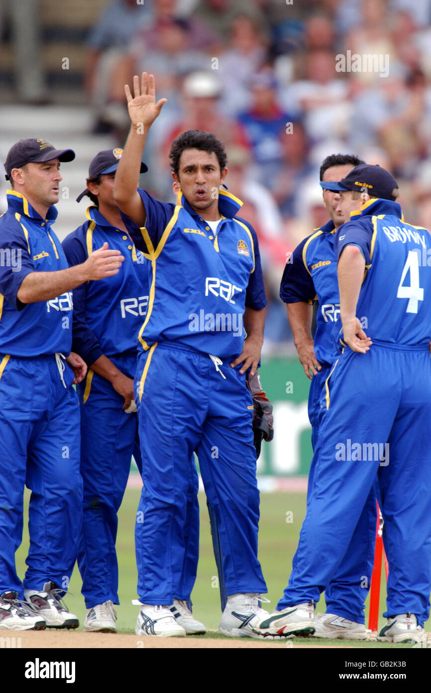 Cricket - Twenty20 Cup - Halbfinale - Surrey gegen Gloucestershire. Azhar Mahmood von Surrey feiert seine drei Wickets Stockfoto