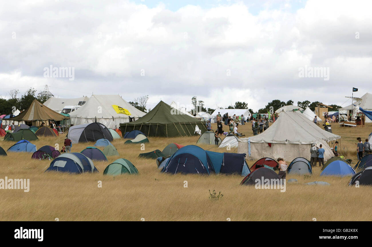 Eine allgemeine Ansicht des Klimalagers in der Nähe des Kraftwerks Kingsnorth in Kent, das nach einer Woche Protest gegen die Pläne zum Bau eines neuen Kohlekraftwerks auf dem Gelände abgebaut wird. Stockfoto