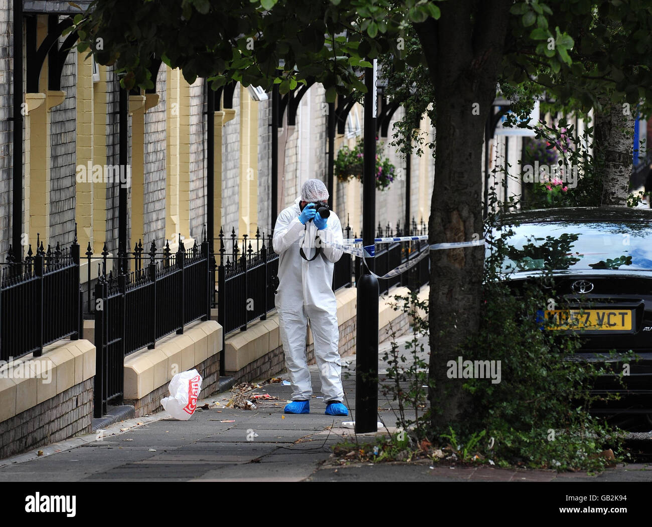 Ein Tatort des Kriminalbeamten fotografiert geparkte Autos in der Croydon Road, Newcastle, wo gestern zwei Menschen tot aufgefunden wurden. Stockfoto