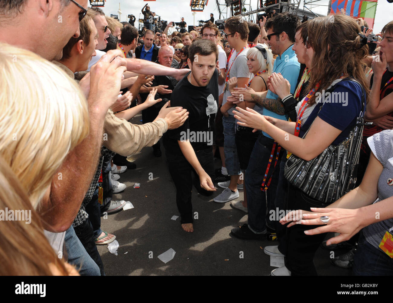 Mike Skinner (Mitte) der Straßen unter der Menge während seines Auftretens beim Vodafone TBA Concert am Brighton Beach, Brighton. Stockfoto