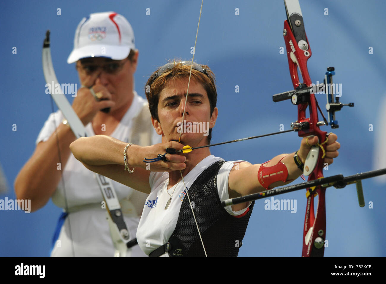 Die Französin Virginie Arnold in Aktion beim Women's Team Wettbewerb Auf Pekings Olympic Green Archery Field/ Stockfoto