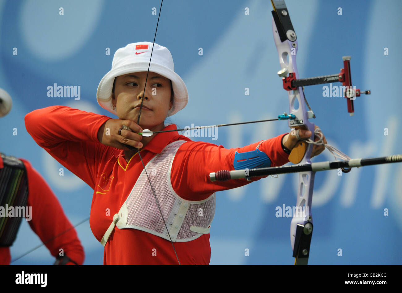 Chinas Guo Dan in Aktion beim Frauen-Team-Wettbewerb auf Pekings Olympia-Feld Green Archery. Stockfoto