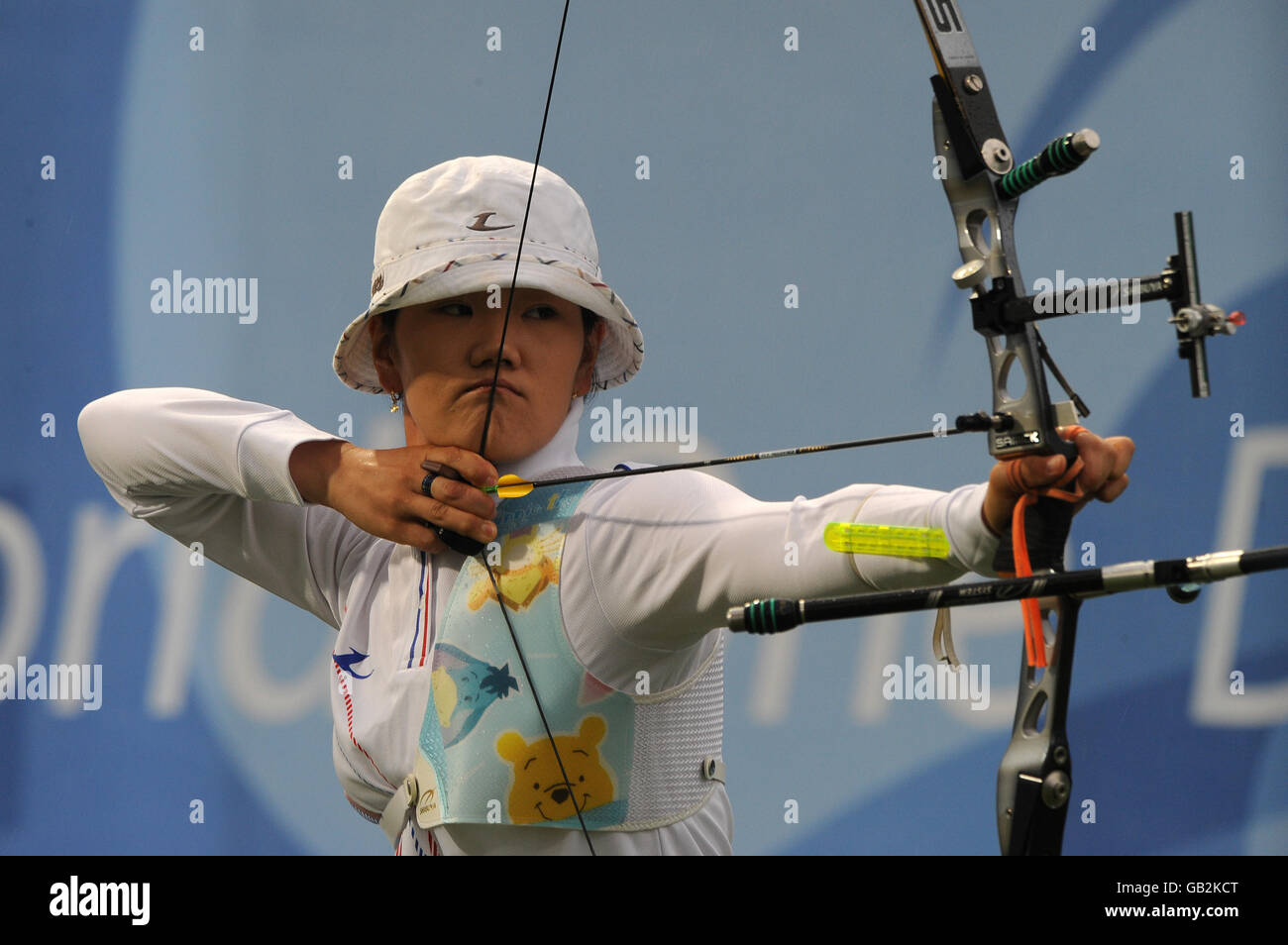 Koreas Park Sung-Hyun in Aktion beim Frauen-Team-Wettbewerb auf Pekings Olympia-Feld Green Archery. Stockfoto