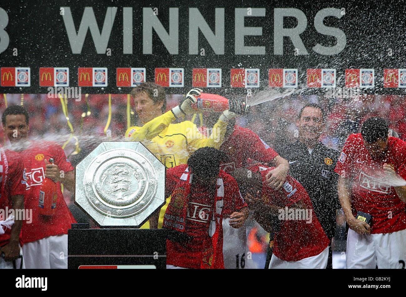 Fußball - Community Shield - Portsmouth gegen Manchester United - Wembley Stadium. Manchester United feiert den Gewinn des Community Shield Stockfoto