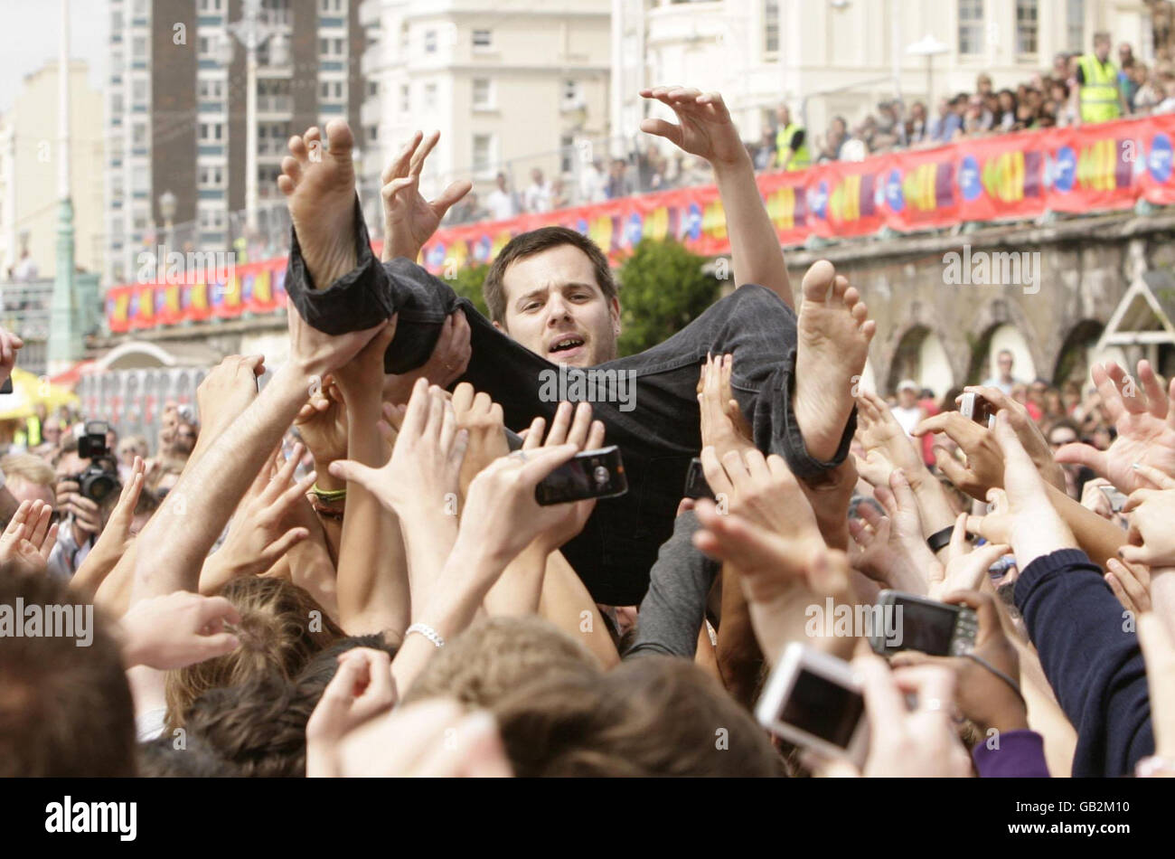 Mike Skinner von The Streets surft während seines Auftretens beim Vodafone TBA Konzert am Brighton Beach, Brighton. Stockfoto