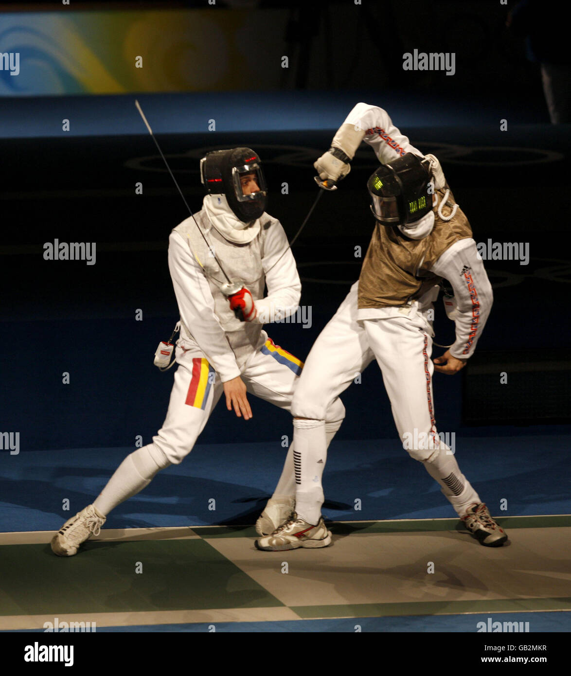 Der britische Richard Kruse (rechts) punktet bei den Olympischen Spielen in Peking 2008 in Peking mit dem rumänischen Virgil Saliscan. Stockfoto