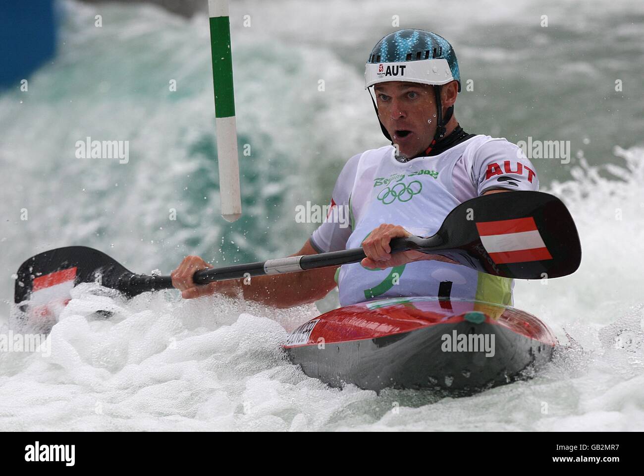 Österreichs Helmut Oblinger in Aktion während der Kajak-Single (K1)-Läufe im Shunyi Olympic Rowing Canoeing Park während der Olympischen Spiele 2008 in Peking. Stockfoto