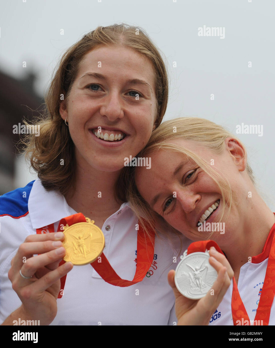 Die Medaillengewinnerin des britischen Radteams Nicole Cooke (links), die beim Olympischen Straßenrennen Gold gewann, und Emma Pooley mit der Silbermedaille gewann sie im Einzelzeitfahren der Frauen auf dem Radweg bei den Olympischen Spielen in Peking 2008 in China. Stockfoto