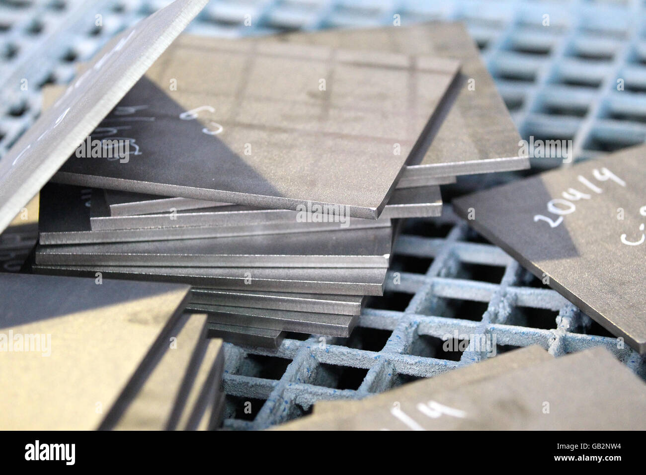 quadratischen polierten Metallplatte Segmente für die Weiterverarbeitung Stockfoto