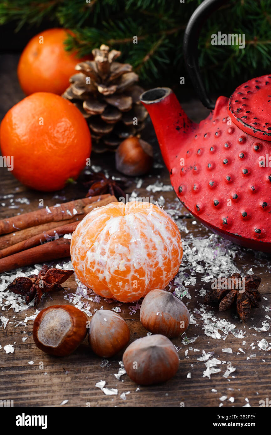 Stilvolle Eisen Wasserkocher, Mandarinen und Gewürze in Weihnachten Stillleben Stockfoto