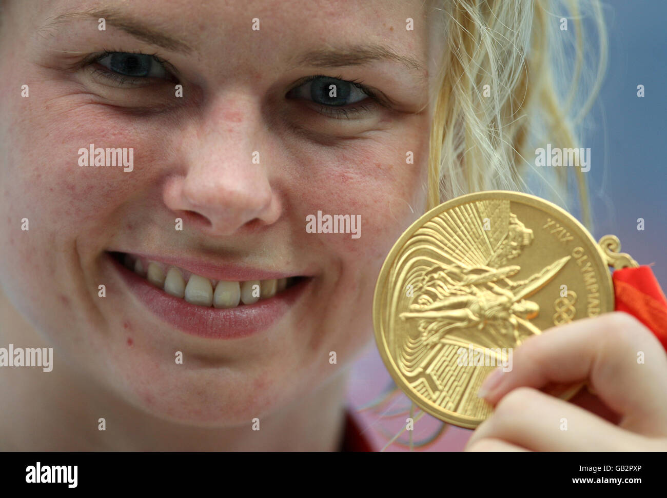 Die deutsche Britta Steffen feiert mit ihrer Goldmedaille, nachdem sie das 100-m-Freestyle-Finale der Frauen gewonnen hat. Stockfoto