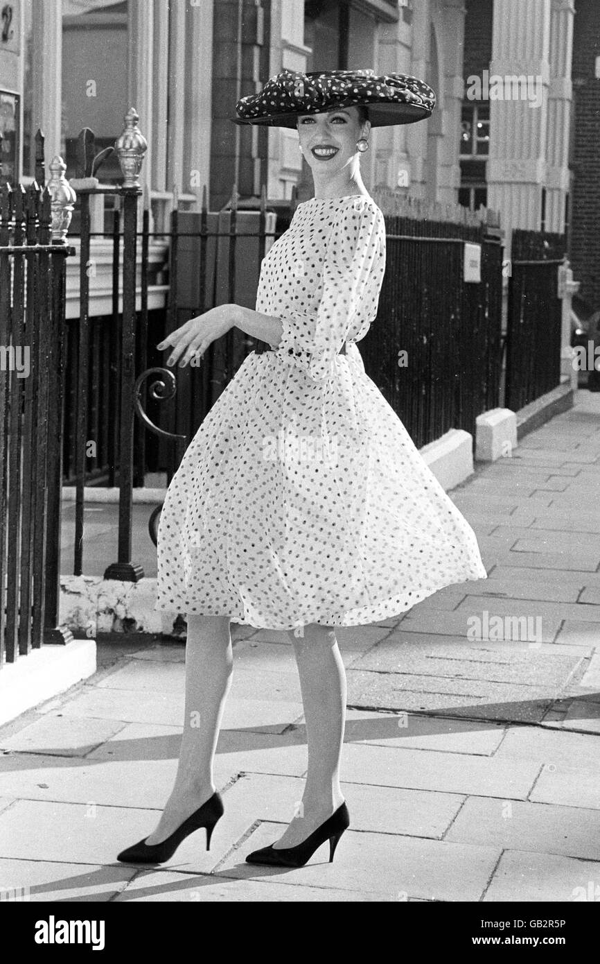 Alex zeigt ein gepunktetes Kleid aus Chiffon und Taft mit dem Titel 'Beauty Spot' von der Couture Collection des Designers Hardy Amies. Der passende Chiffon-Hut ist von Philip Somerville. Stockfoto