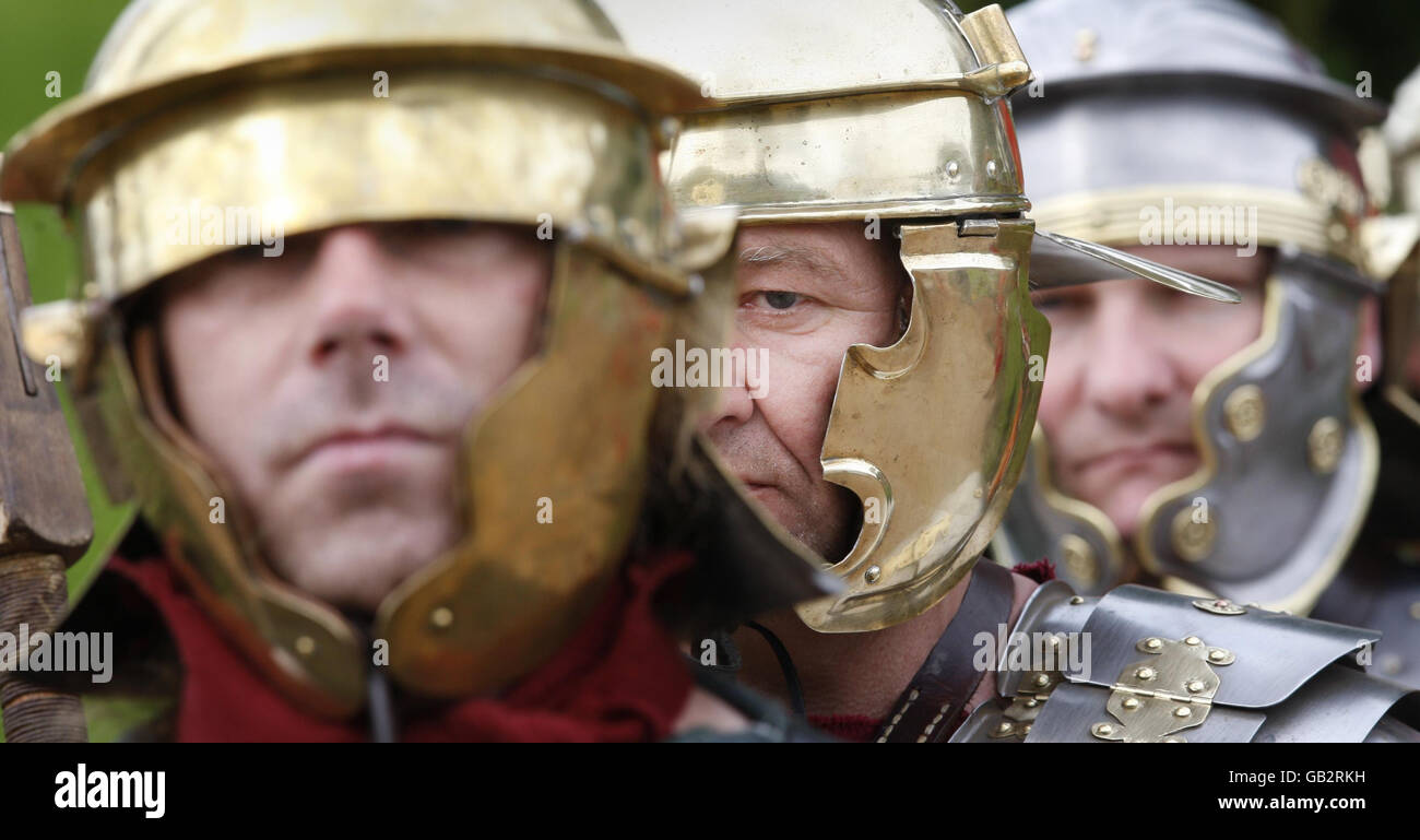 Enthusiasten des National Living History Festival am Lanark Loch in Schottland erleben eine Szene aus der Geschichte, in der römische Soldaten bereit für die Schlacht stehen. Stockfoto