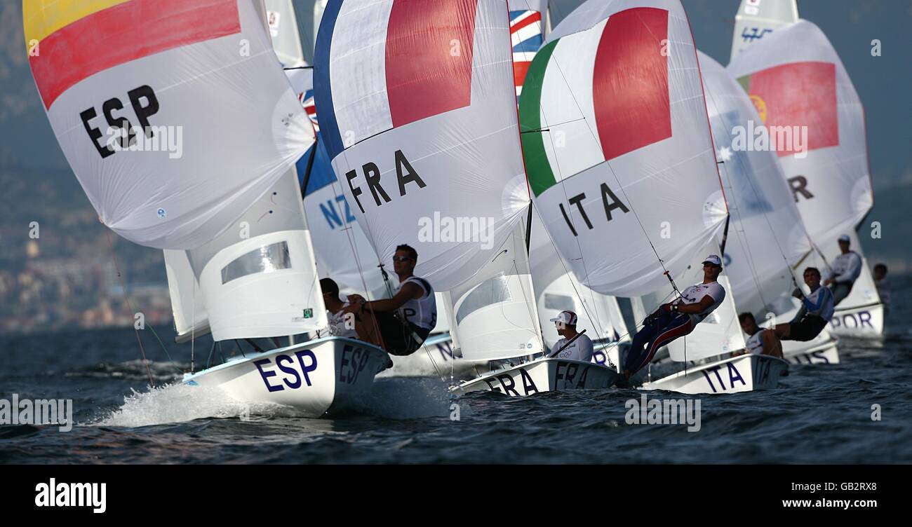 Spanien, Frankreich und Italien in Aktion bei der Eröffnungsrunde der Men's 470 im Segelzentrum der Olympischen Spiele 2008 in Peking in Qingdao, China. Stockfoto