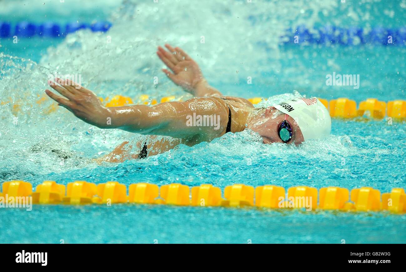 Die US-Amerikanerin Christine Magnuson tritt am dritten Tag im National Aquatics Center während der Olympischen Spiele 2008 in Peking beim 100-Meter-Schmetterling der Frauen an. Stockfoto
