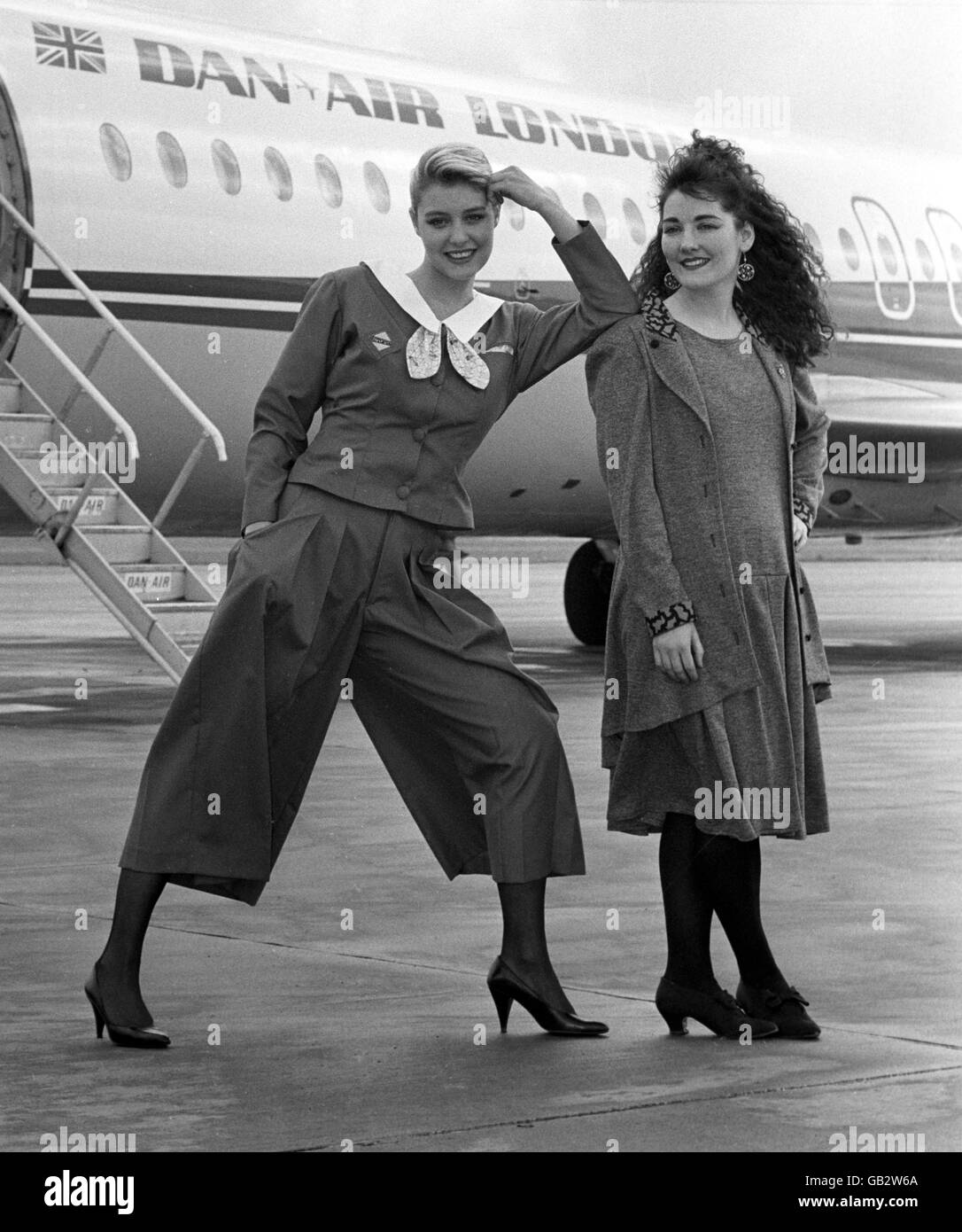 Alison Sambrook (rechts), 23, mit ihrem Gewinnerdesign „Duty Free“, das von Debbie Dunn, 19, aus Warrington, am Flughafen Manchester modelliert wurde. Stockfoto