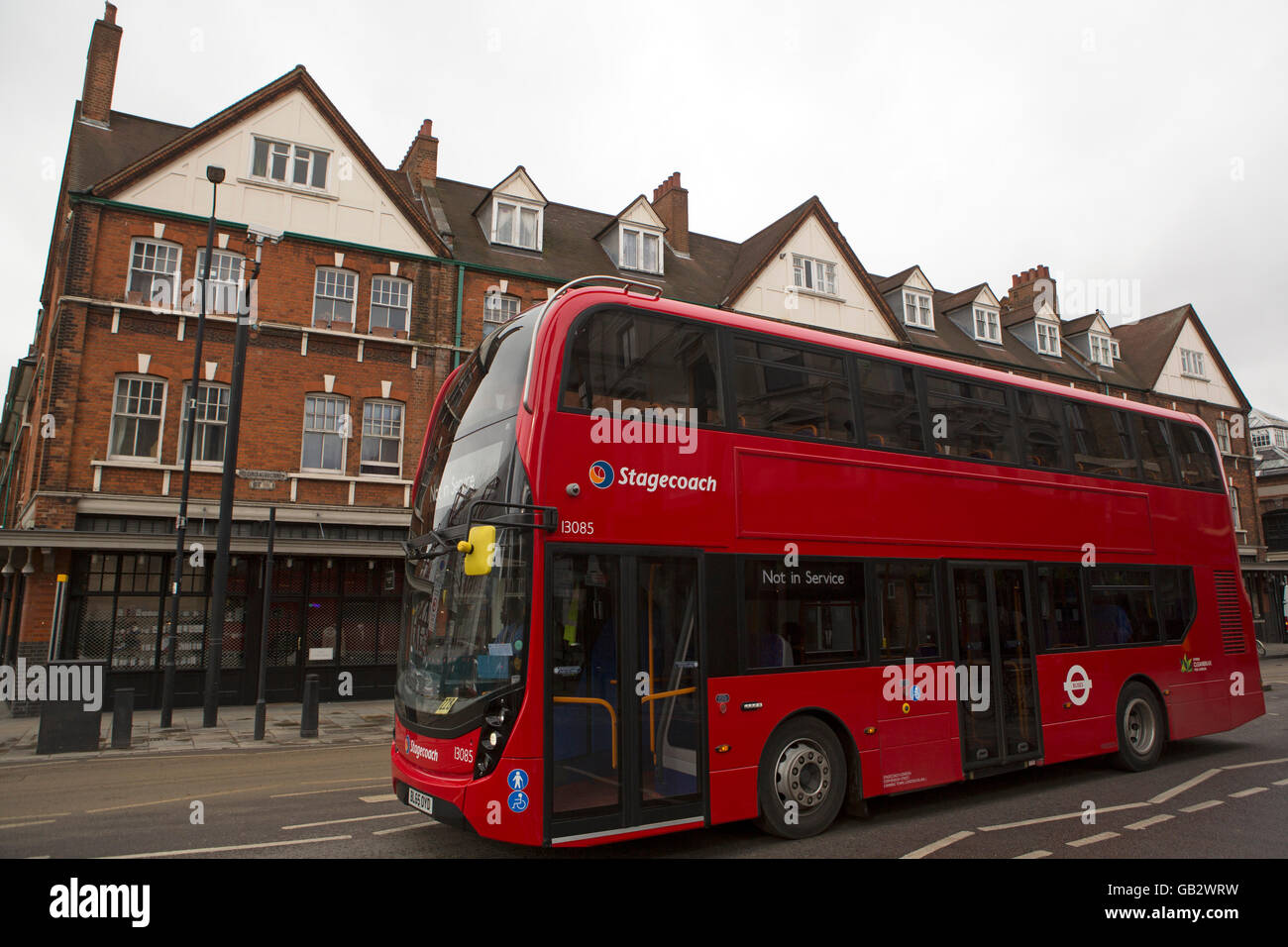 Ein roter Doppeldecker-Bus führt vorbei an Spitalfields im East End von London, England. Stagecoach-Bus ist nicht in Betrieb. Stockfoto