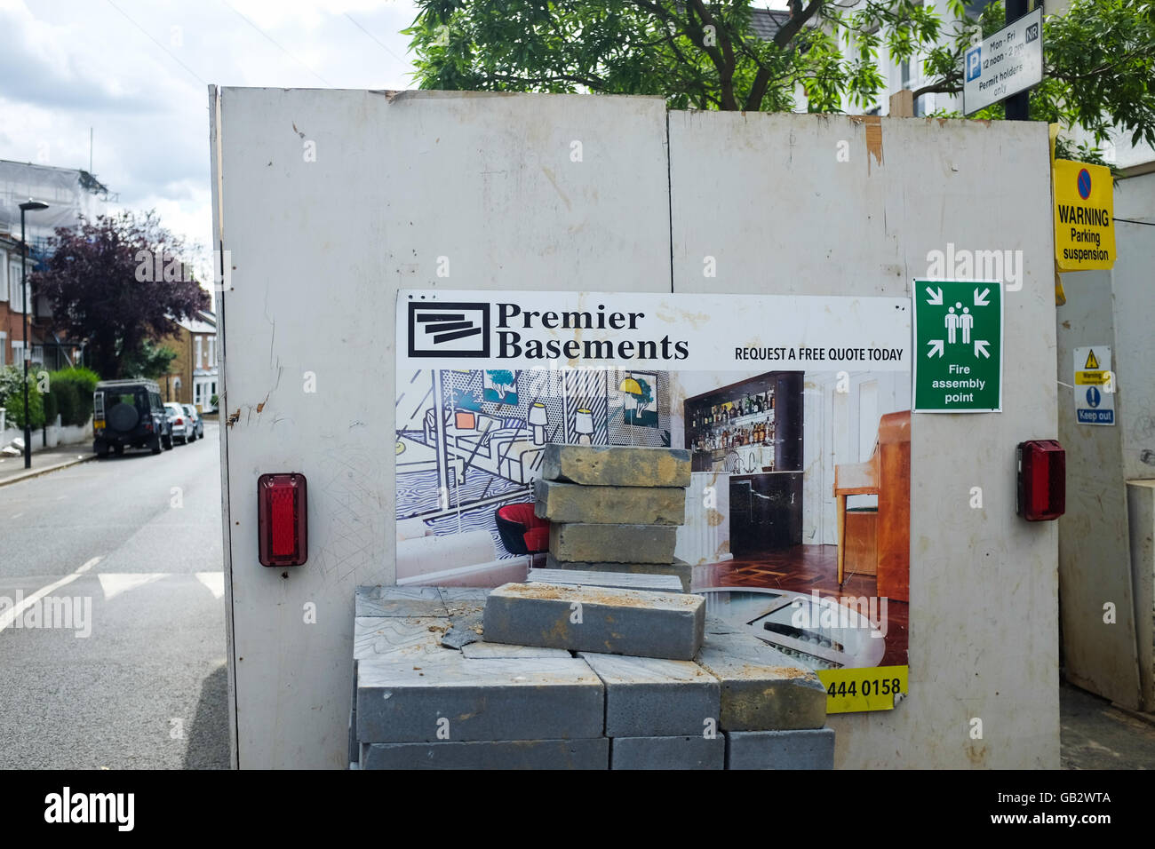 Ein Zeichen für eine Firma, die Keller für Häuser, baut in London, England entdeckt. Stockfoto