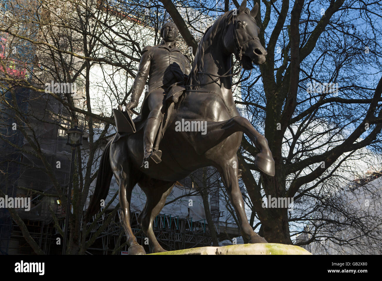 Statue von König George III auf Pall Mall in London, England. Der König reitet auf einem Pferd. Stockfoto