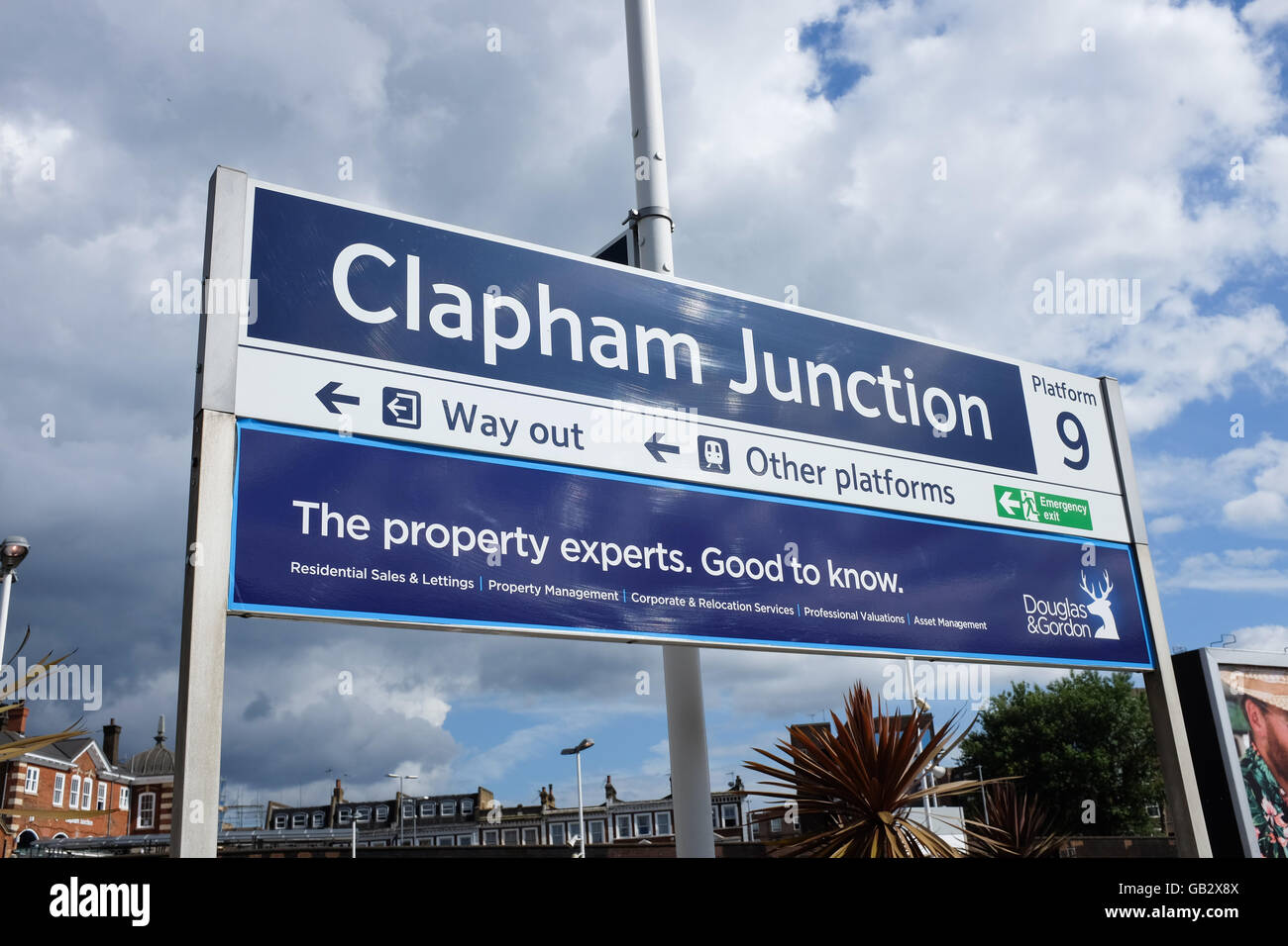 Ein Zeichen auf einer Plattform von Clapham Junction Bahnhof in London, England. Stockfoto