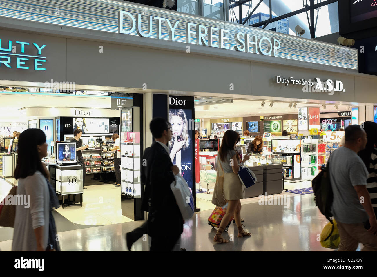 Einen duty free Shop am Flughafen Kansai in Osaka, Japan. Stockfoto