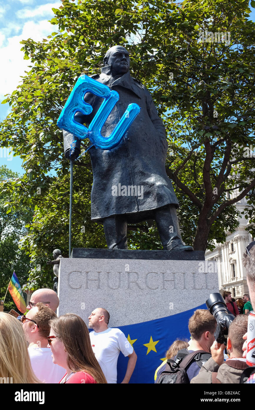 Die Winston Churchill-Statue im Londoner Parlament Sqaure während einer Anti-Brexit-Kundgebung am 2. Juli 2016. Stockfoto