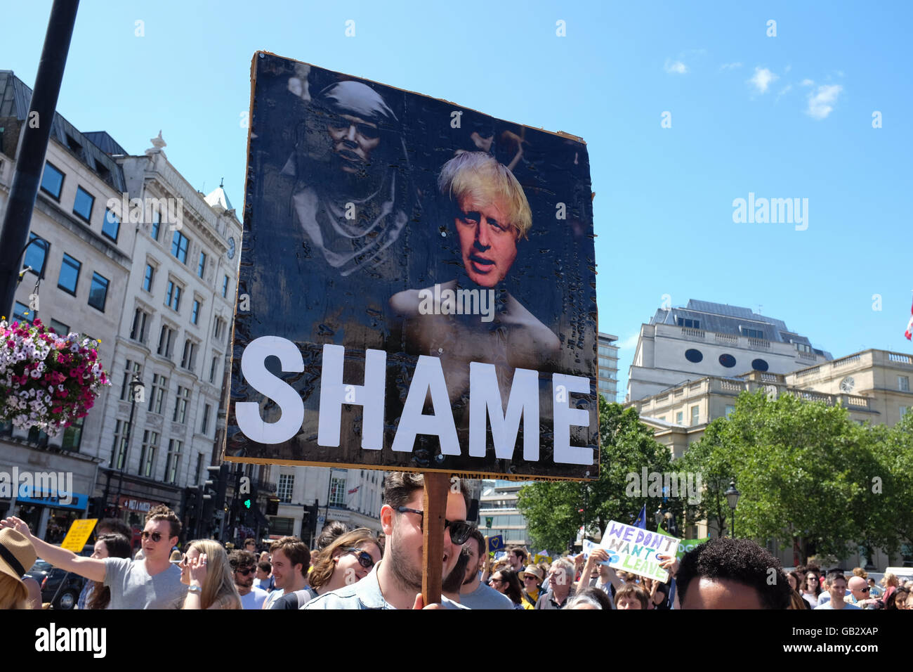 Ein Plakat zeigt Boris Johnson zu einer Anti-Brexit-Protest in London am 2. Juli 2016. Stockfoto