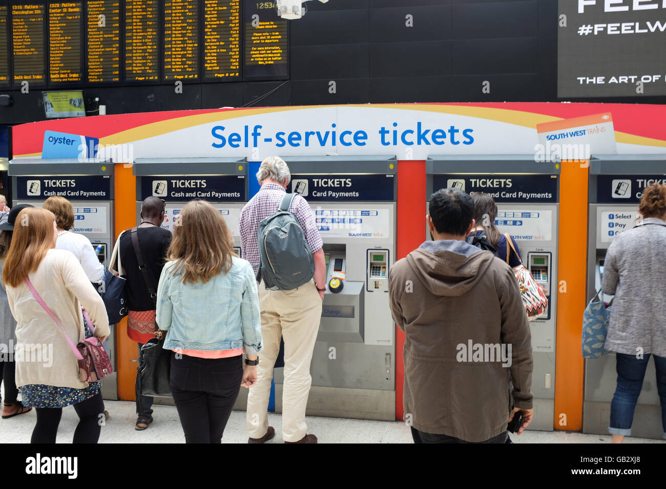 SB-Automaten an der Waterloo Station in London, England. Stockfoto