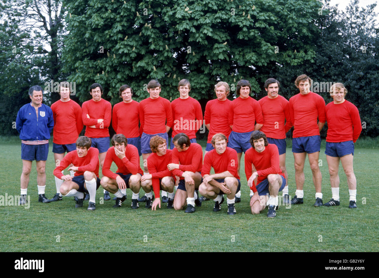 Teamgruppe England: (Back Row, l-r) Harold Shepherdson, Chris Lawler, Gordon Banks, Tommy Smith, Martin Peters, Allan Clarke, Bobby Moore, Roy McFarland, Peter Shilton, Martin Chivers, Francis Lee; (Front Row, l-r) Emlyn Hughes, Geoff Hurst, Alan Ball, Terry Cooper, Ralph Coates, Peter Story Stockfoto