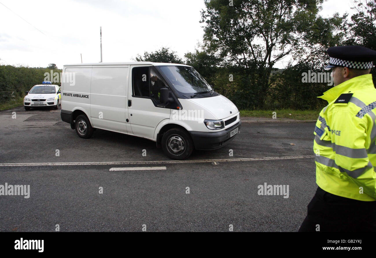Ein privater Krankenwagen mit Leichen erholte sich vom Flugzeugabsturz, bei dem am Sonntag fünf Menschen in Warwickshire ums Leben kamen. Stockfoto