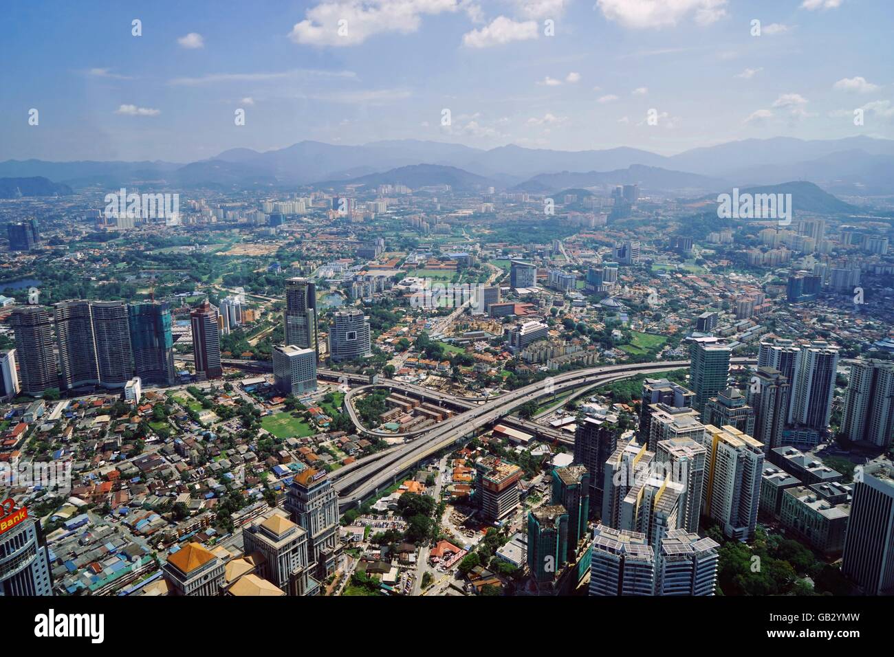 Foto Gebäude aus der Höhe, Stadtbild in Kuala Lumpur City Skyline Industrie und Gebäude, tolle Aussicht von den Petronas Towers 21. Jahrhundert auf Lager Stockfoto