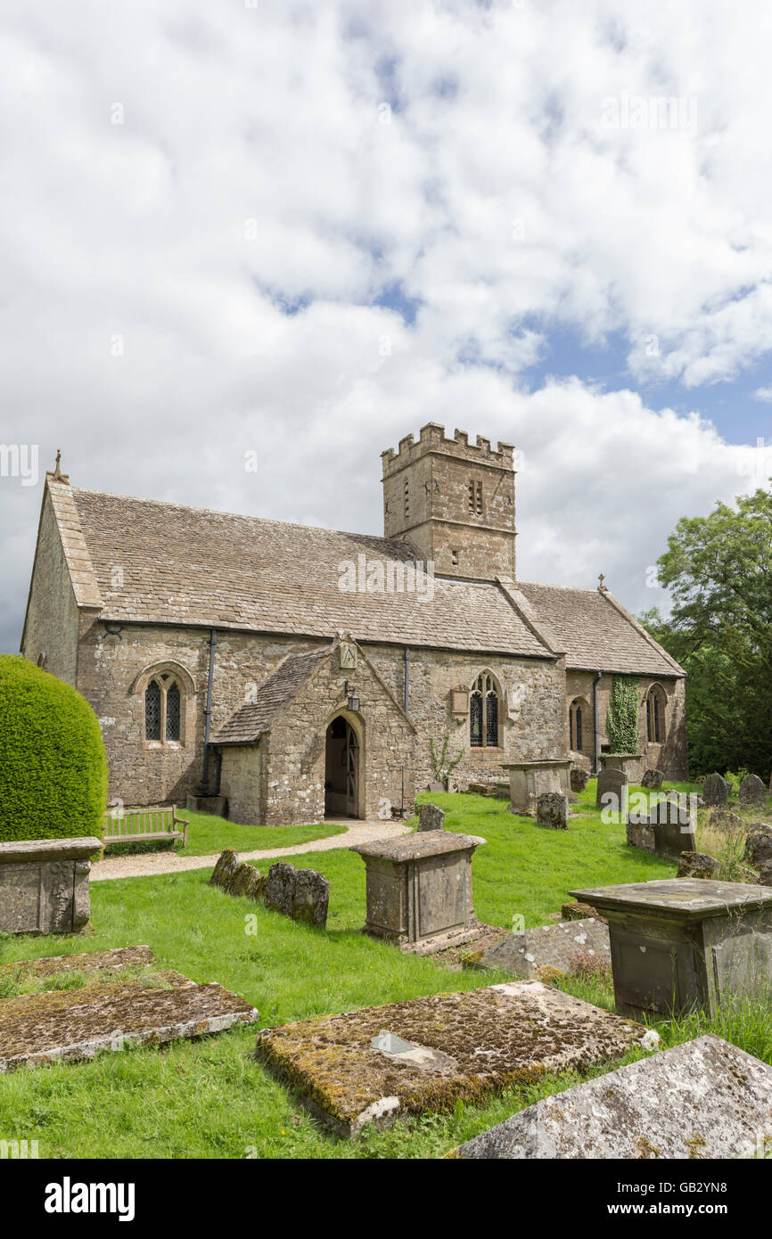 Kirche St. Michael & All Angels in Cotswold Dorf Brimpsfield, Gloucestershire, England, Großbritannien Stockfoto