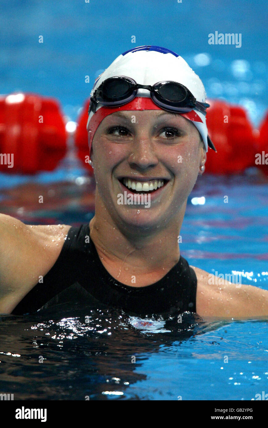 Die britische Heather Fell lächelt nach ihrer 200m-Freestyle-Hitze in der Schwimmdisziplin des Women's Modern Pentathlon bei den Olympischen Spielen 2008 in Peking, China. Stockfoto