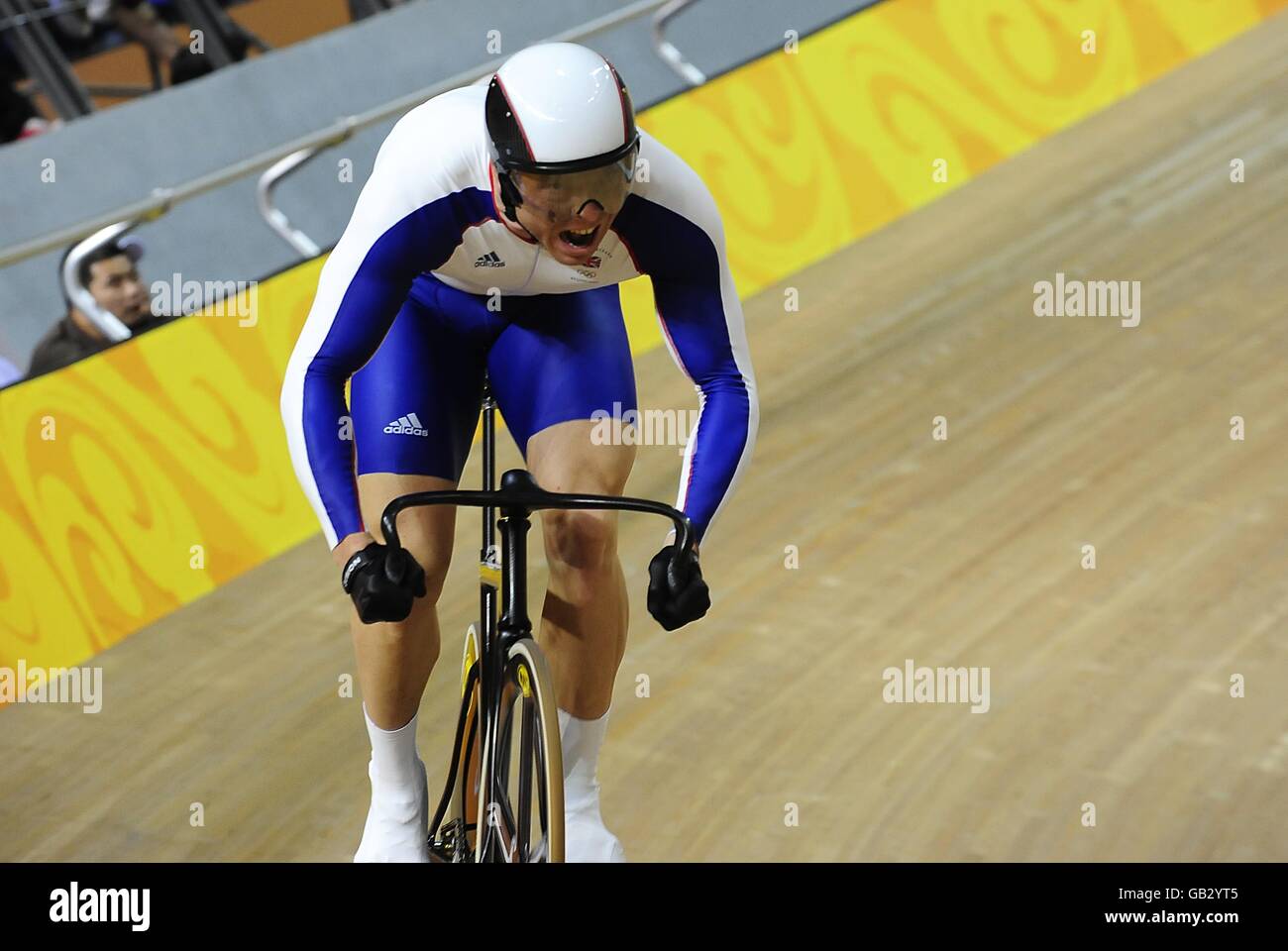 Großbritannien Chris Hoy während der Männer Sprint Viertelfinale auf dem Laoshan Velodrome während der Olympischen Spiele 2008 in Peking in China. Stockfoto