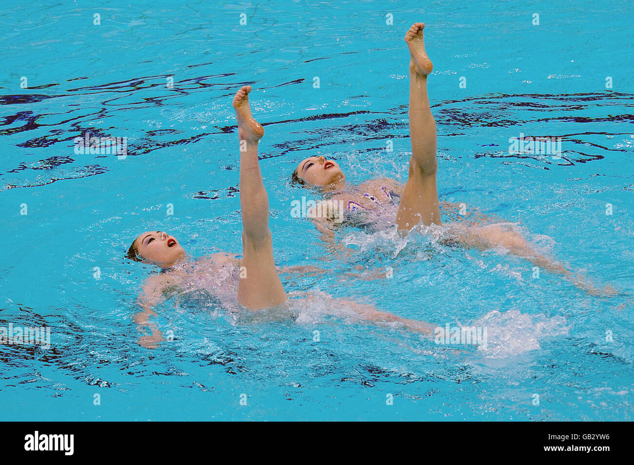 Olympische Spiele - Olympische Spiele In Peking 2008 - Tag Zehn. Kim Yong Mi und Wang OK Gyong von DPR Korea treten im Duet Synchronized Swimming im National Aquatics Center in Peking an. Stockfoto