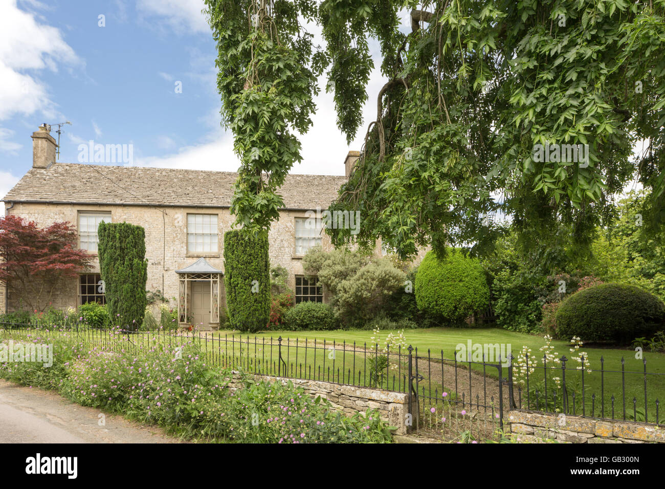 Attraktive Ferienhäuser in Cotswold Dorf Brimpsfield, Gloucestershire, England, Großbritannien Stockfoto