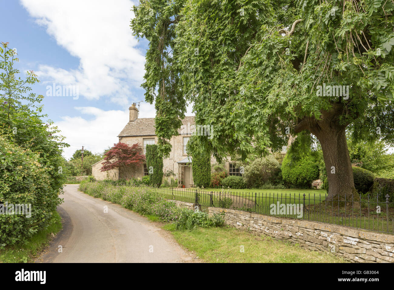 Attraktive Ferienhäuser in Cotswold Dorf Brimpsfield, Gloucestershire, England, Großbritannien Stockfoto
