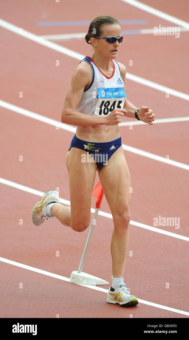 Die Großbritanniens Mara Yamauchi geht nach dem Frauen-Marathon im Nationalstadion während der Olympischen Spiele 2008 in Peking ins Ziel. Stockfoto