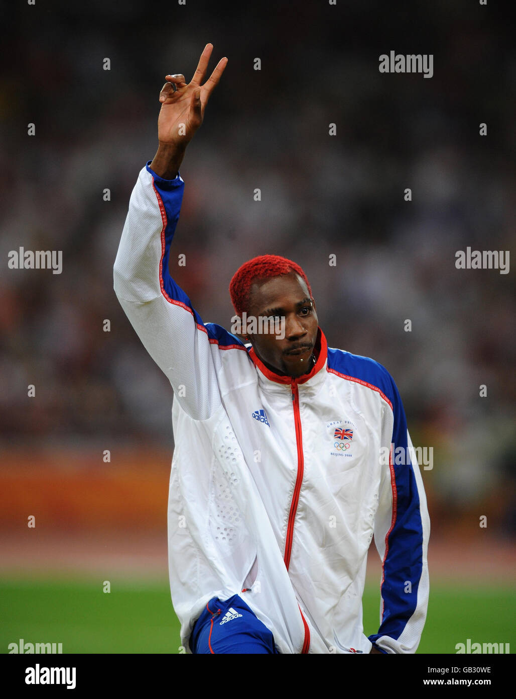 Der britische Phillips Idowu bei der Medaillenverleihung für den Dreisprung der Männer im Nationalstadion in Peking während der Olympischen Spiele 2008 in Peking in China. Stockfoto
