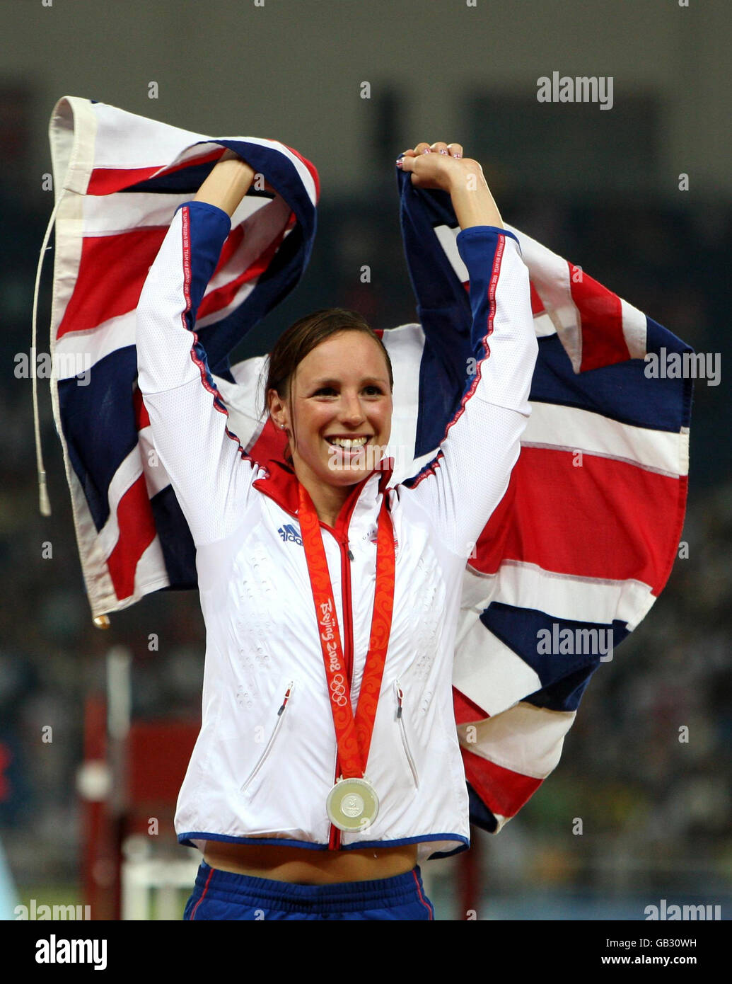 Die britische Heather Fell feiert ihre Silbermedaille, die sie bei den Olympischen Spielen in Peking 2008 im Women's Modern Pentathlon gewonnen hat. Stockfoto
