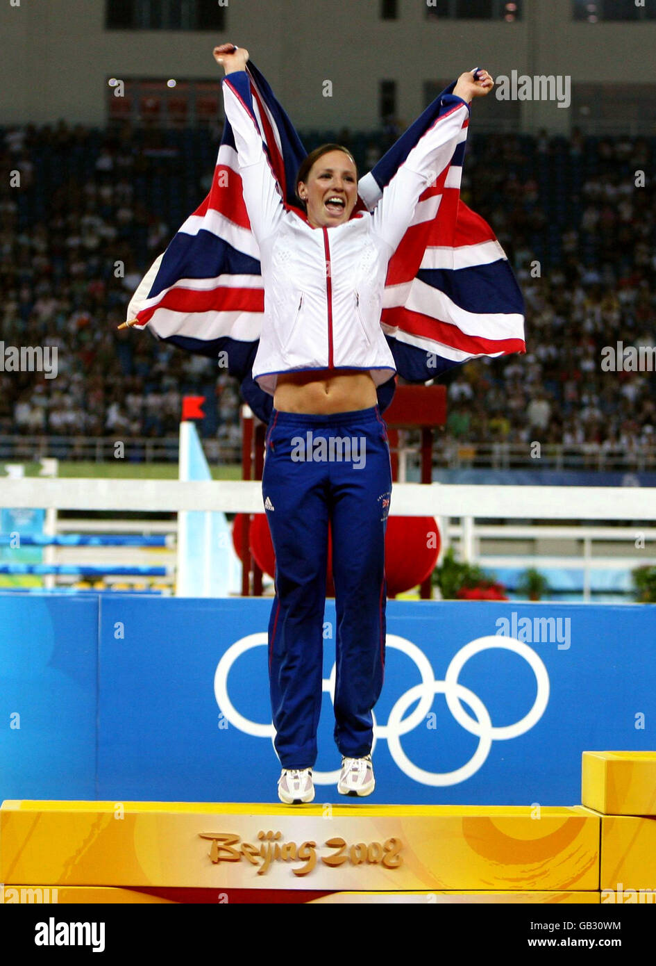 Die britische Heather Fell feiert ihre Silbermedaille, die sie bei den Olympischen Spielen in Peking 2008 im Women's Modern Pentathlon gewonnen hat. Stockfoto