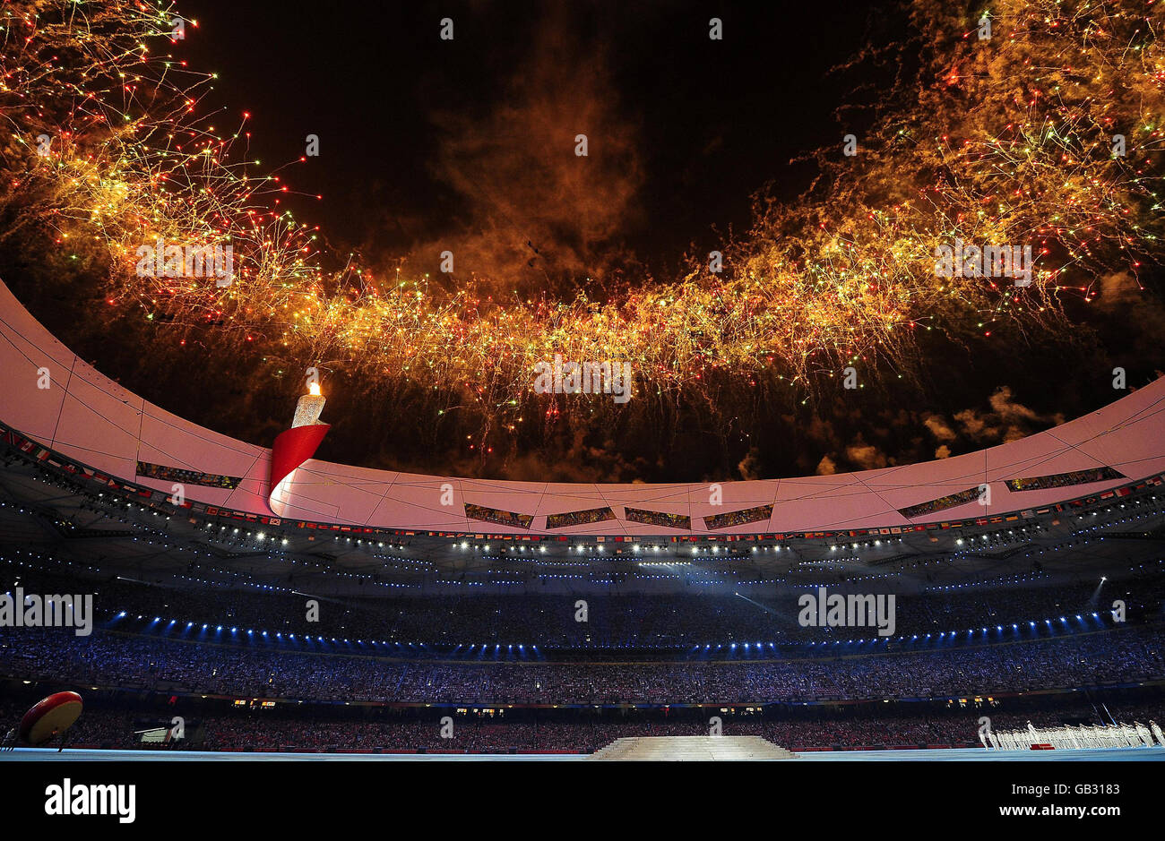 Olympische Spiele - Olympische Spiele In Peking 2008 - Abschlusszeremonie. Feuerwerk während der Abschlusszeremonie im Nationalstadion während der Olympischen Spiele 2008 in Peking, China. Stockfoto