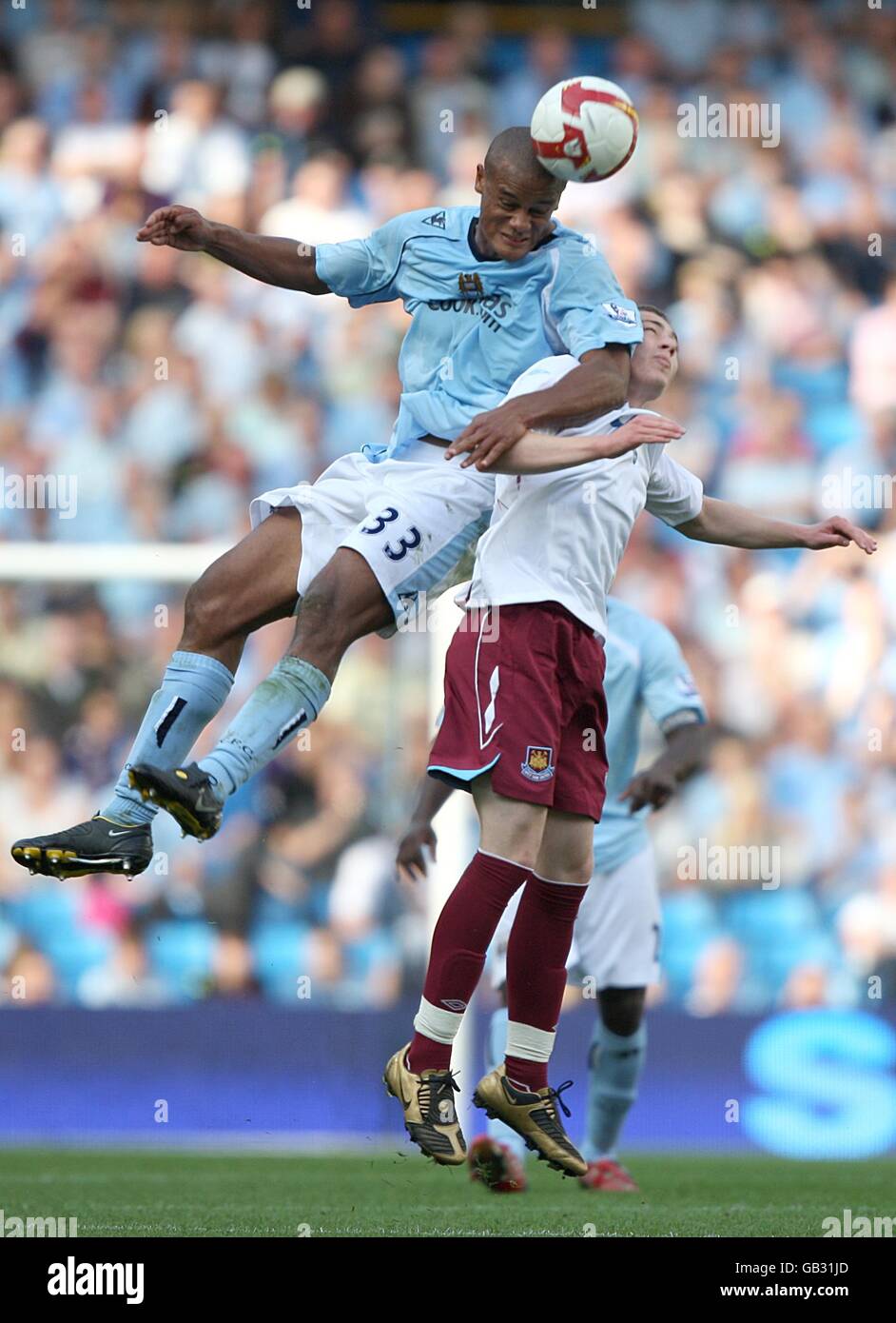 Vincent Kompany von Manchester City und Fred Sears von West Ham United In Aktion Stockfoto